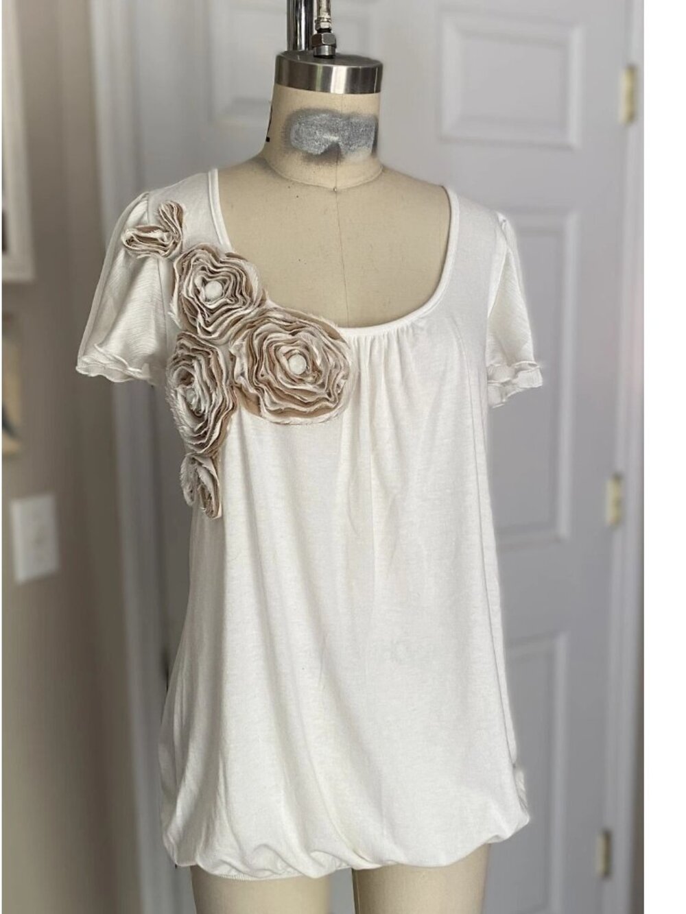 CHARLOTTE RUSSE White Beige 3D Flower applique Y2K Blouse Shirt *MEDIUM*